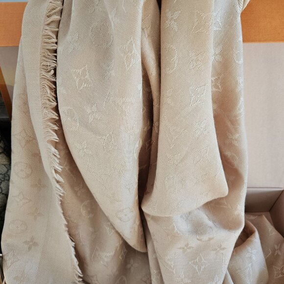 Louis Vuitton Classic Monogram Shawl - Picture 6 of 8